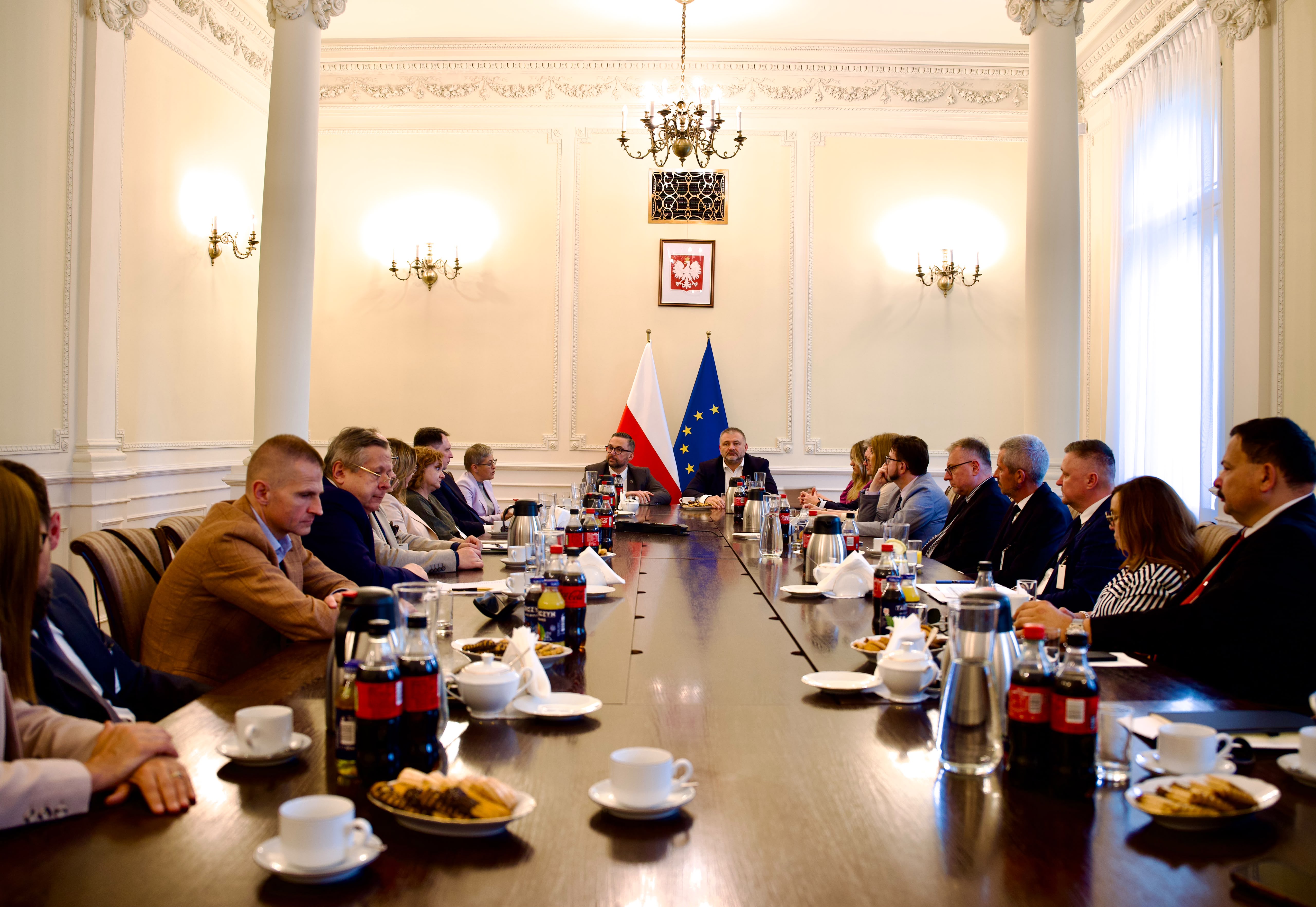 ujęcie na uczestników i miejsce konferencji z drugiego kona stołu